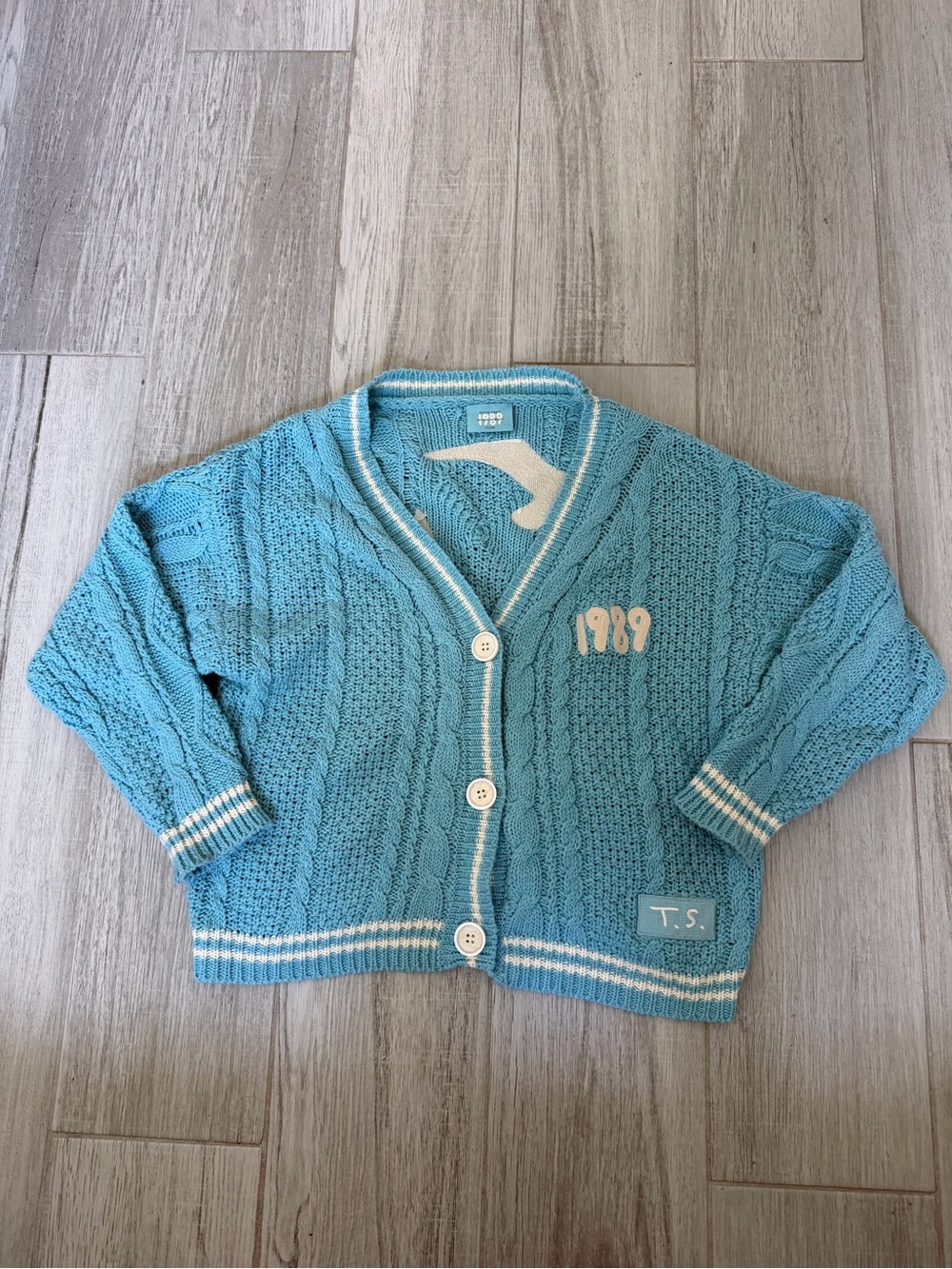 Taylor Swift light blue knit cardigan with cream applique